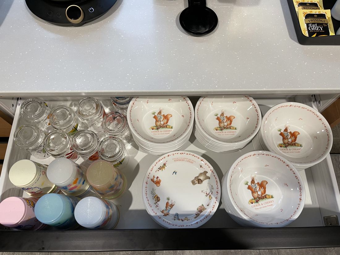 食器棚の並び